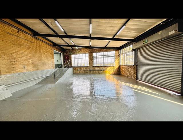 264M² WAREHOUSE TO LET IN FACTORIA